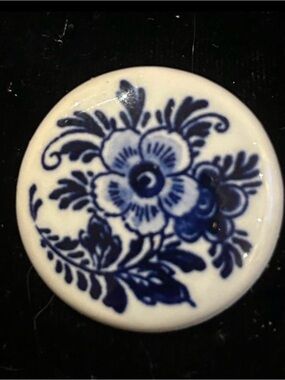 Estate Delft Dutch Porcelain Blue White Floral Scene Round Brooch